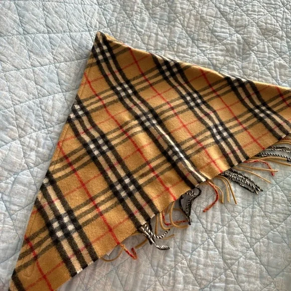 Authentic children’s Burberry Bandana Scarf NWT box - Picture 5 of 11